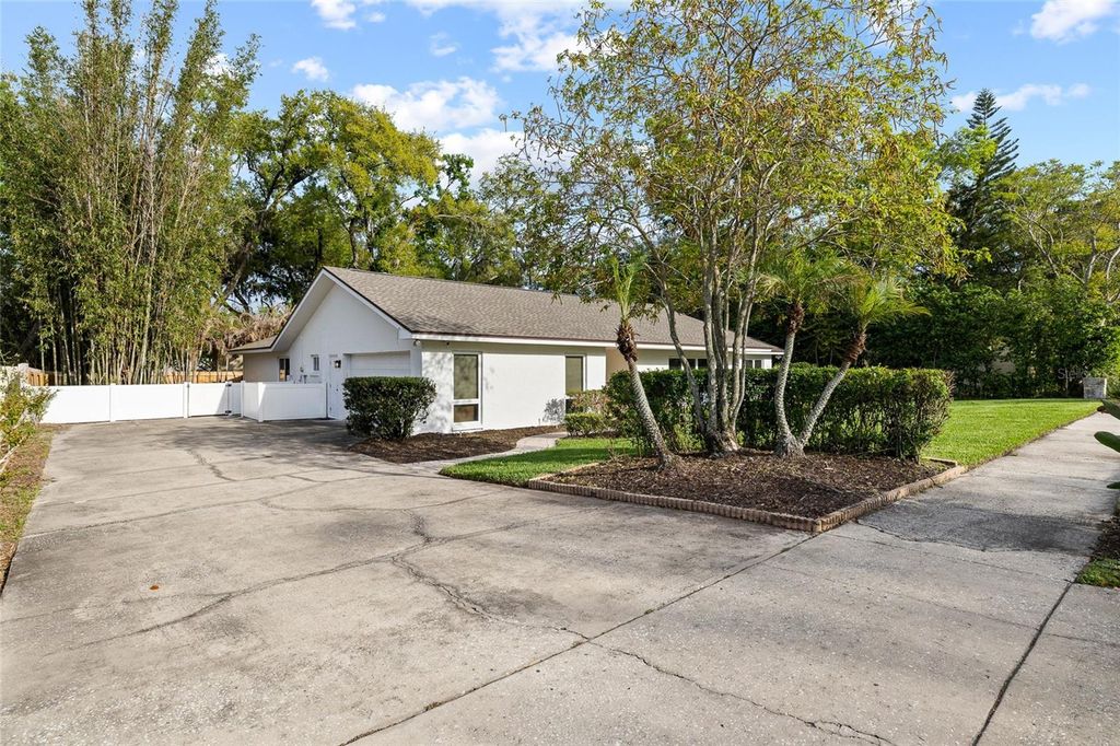 Image 3 of property listing at 631 GILLETTE AVENUE, Temple Terrace, FL 33617