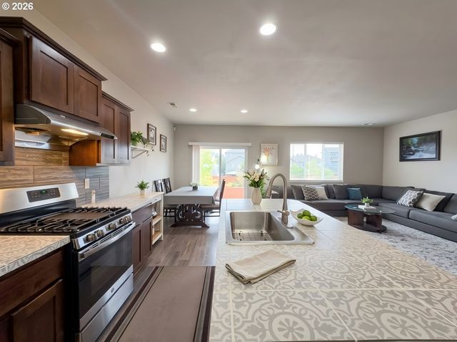 15920 Se STARLING Ct, Clackamas, OR 97015