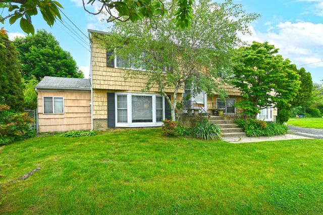 404 N Putnam Avenue, Lindenhurst, NY 11757