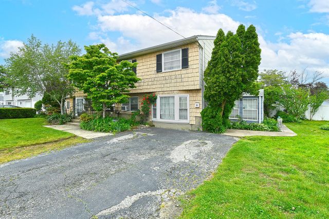 404 N Putnam Avenue, Lindenhurst, NY 11757