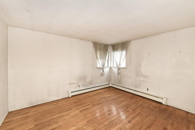 404 N Putnam Avenue, Lindenhurst, NY 11757
