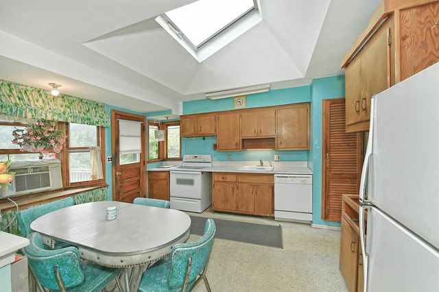 404 N Putnam Avenue, Lindenhurst, NY 11757