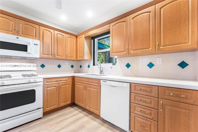 475 NW 46th Ter, Plantation, FL 33317