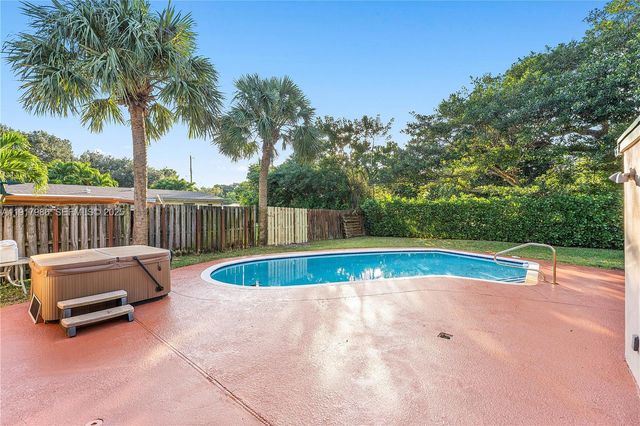 475 NW 46th Ter, Plantation, FL 33317