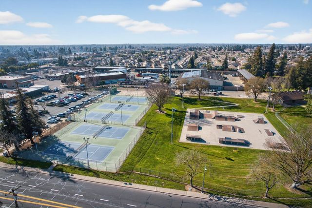 1214 Glenhurst Dr, Lodi, CA 95240