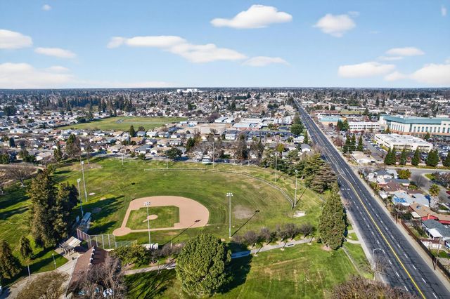 1214 Glenhurst Dr, Lodi, CA 95240