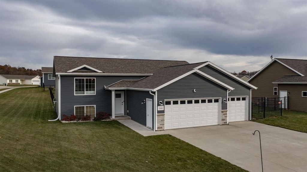 1545 WEBSTER WAY, Waupaca, WI 54981