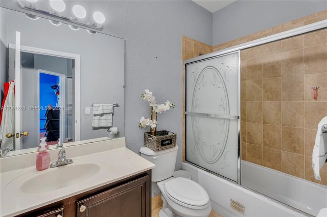 1024 NE 208th St, Miami, FL 33179