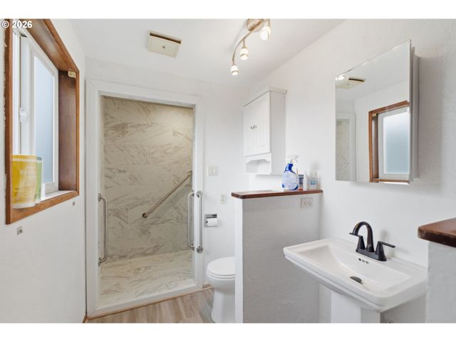 1247 1ST Ave, Sweet Home, OR 97386