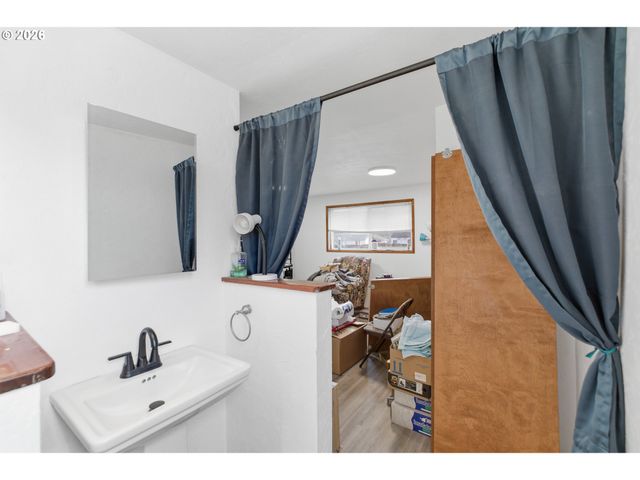 1247 1ST Ave, Sweet Home, OR 97386