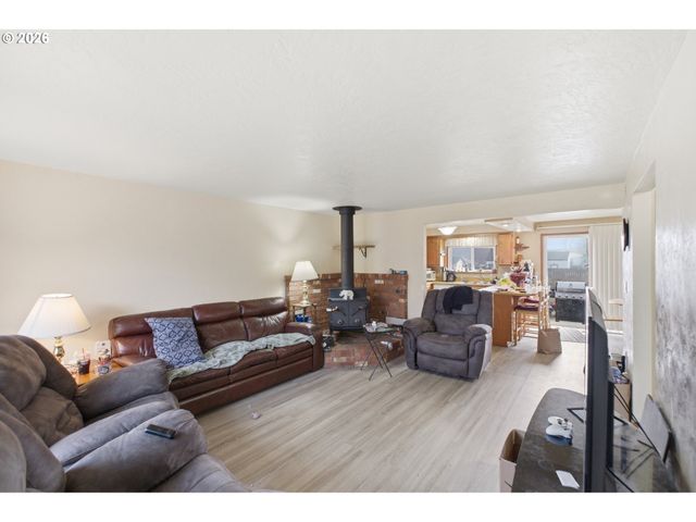 1247 1ST Ave, Sweet Home, OR 97386