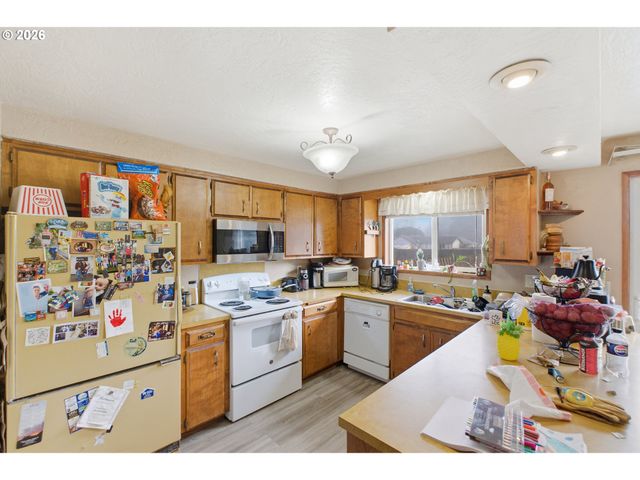 1247 1ST Ave, Sweet Home, OR 97386