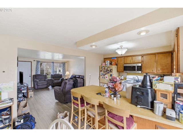 1247 1ST Ave, Sweet Home, OR 97386