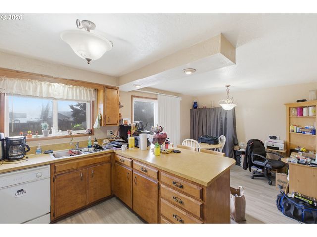 1247 1ST Ave, Sweet Home, OR 97386