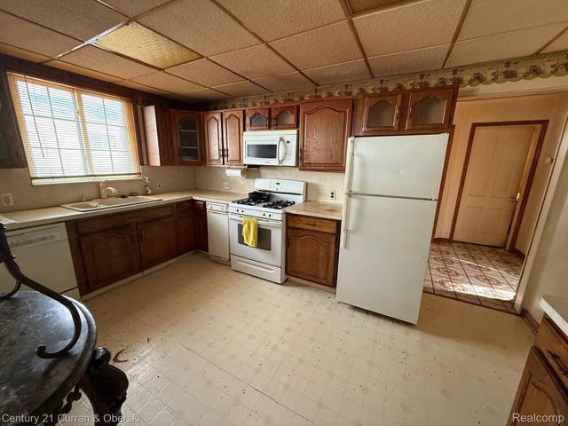 5749 ROBINDALE Avenue, Dearborn Heights, MI 48127