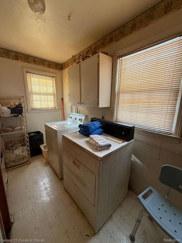 5749 ROBINDALE Avenue, Dearborn Heights, MI 48127