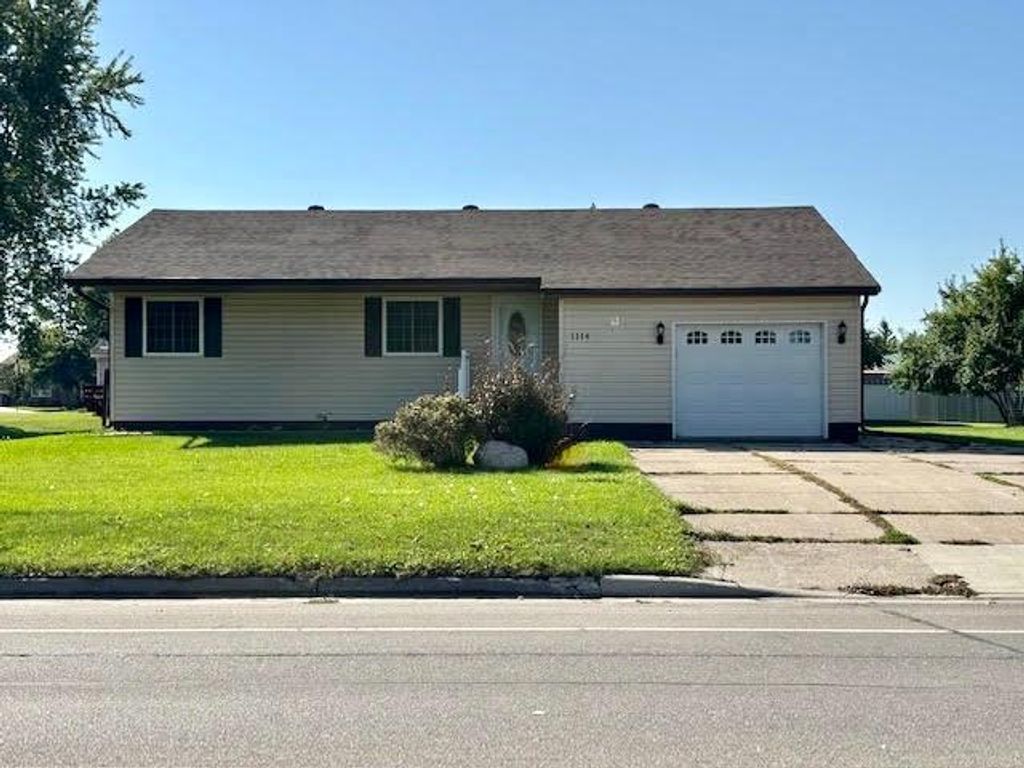1114 Greenwood Street E, Thief River Falls, MN 56701