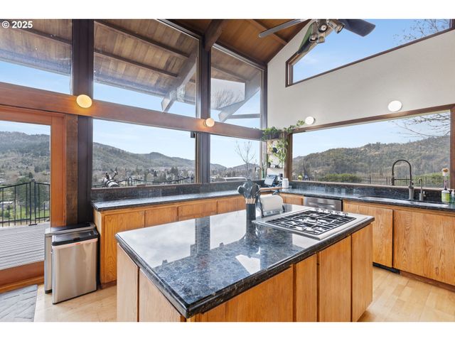 141 UMPQUA COLLEGE Rd, Roseburg, OR 97470