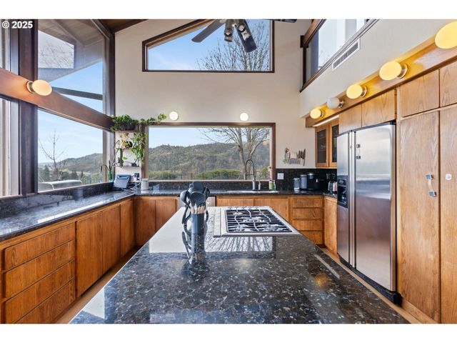 141 UMPQUA COLLEGE Rd, Roseburg, OR 97470