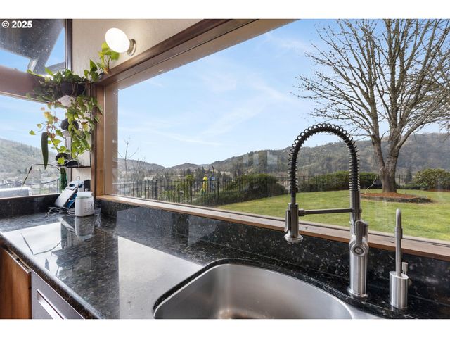 141 UMPQUA COLLEGE Rd, Roseburg, OR 97470