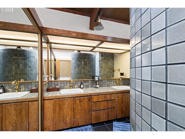 141 UMPQUA COLLEGE Rd, Roseburg, OR 97470