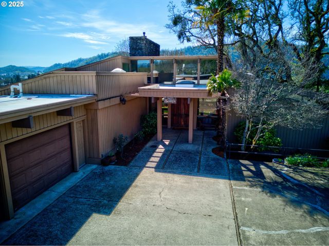 141 UMPQUA COLLEGE Rd, Roseburg, OR 97470