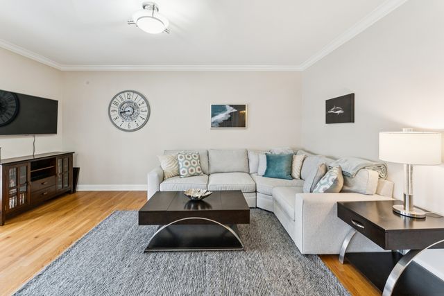 5 Illinois Avenue, Schaumburg, IL 60193