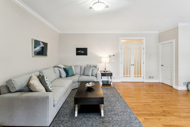 5 Illinois Avenue, Schaumburg, IL 60193