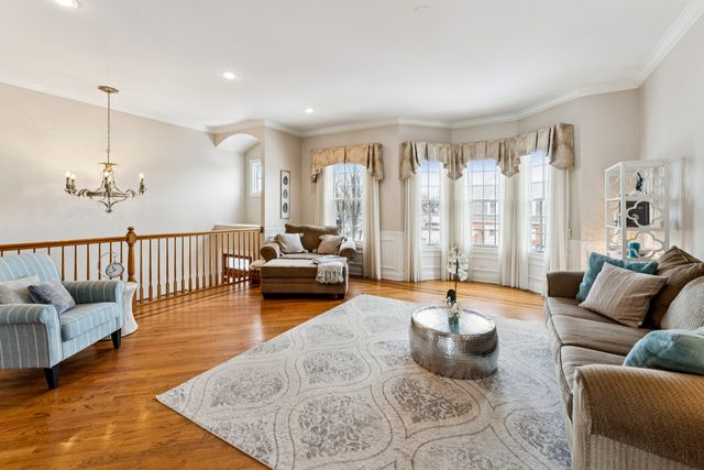 5 Illinois Avenue, Schaumburg, IL 60193