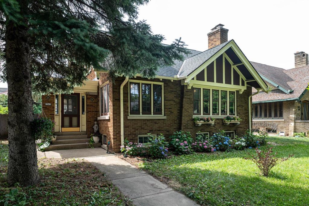 2543 N Grant BOULEVARD, Milwaukee, WI 53210