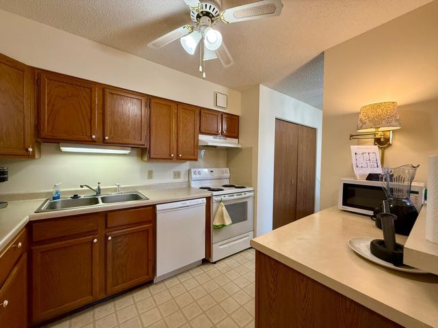 7600 Golden Valley Road 305, Golden Valley, MN 55427