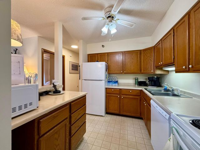 7600 Golden Valley Road 305, Golden Valley, MN 55427