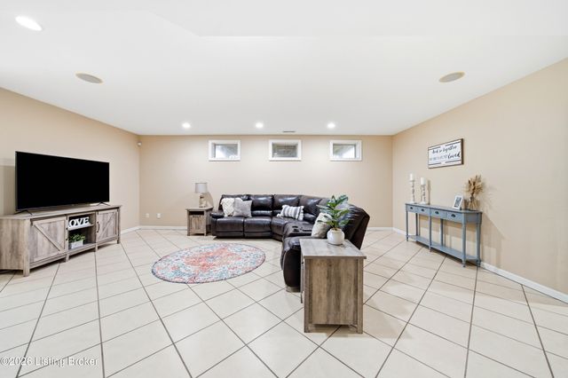 5314 High Crest Dr, Crestwood, KY 40014