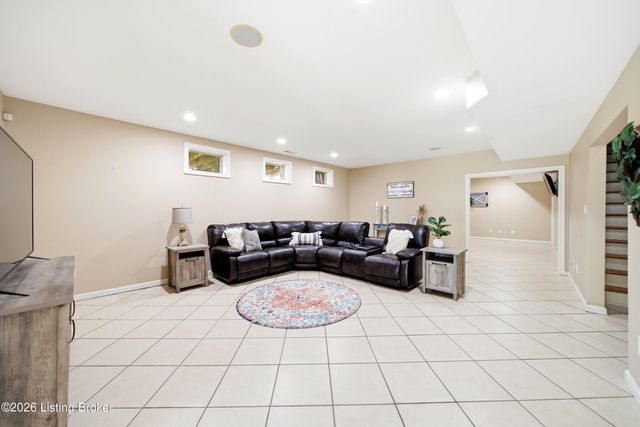 5314 High Crest Dr, Crestwood, KY 40014