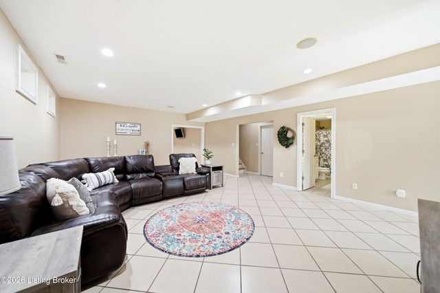5314 High Crest Dr, Crestwood, KY 40014