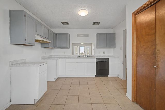 201 Greenbriar Dr, Houma, LA 70364