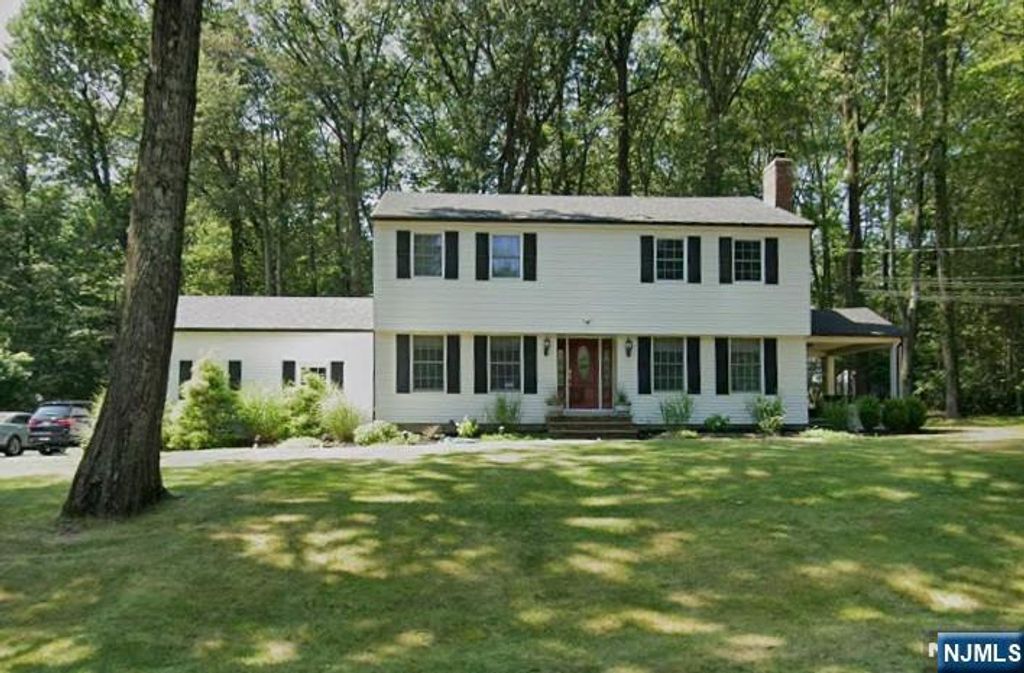 61 Heatherhill Lane, Woodcliff Lake, NJ 07677