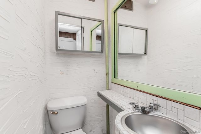 88 Parkway North, Yonkers, NY 10704