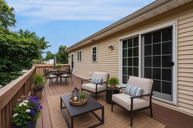 116 Kensington St, Agawam, MA 01030