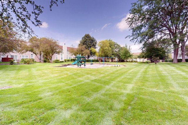 2890 Ashling Court, Schaumburg, IL 60193