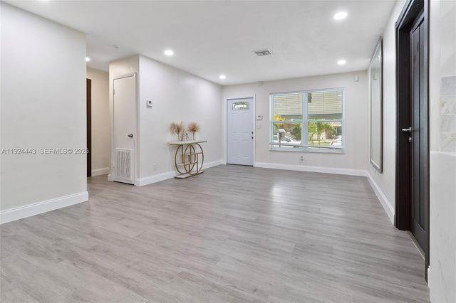 724 SW 4th Ct, Hallandale Beach, FL 33009