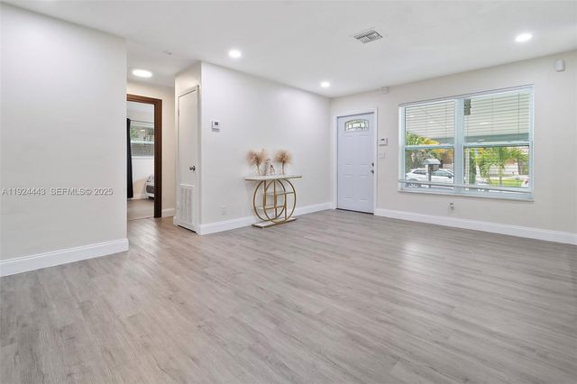 724 SW 4th Ct, Hallandale Beach, FL 33009