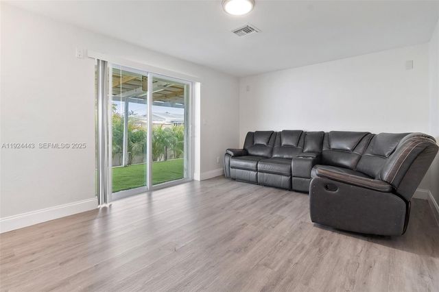 724 SW 4th Ct, Hallandale Beach, FL 33009