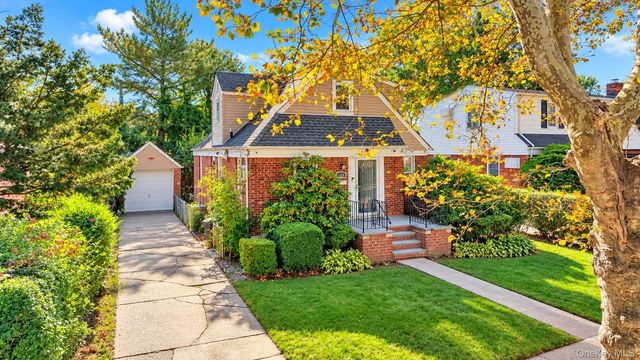 135 Sperry Boulevard, New Hyde Park, NY 11040