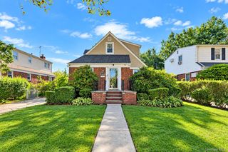 135 Sperry Boulevard, New Hyde Park, NY 11040