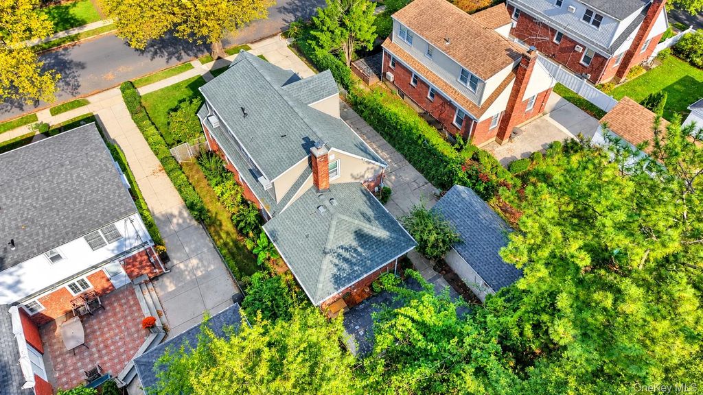 135 Sperry Boulevard, New Hyde Park, NY 11040 — photo 3