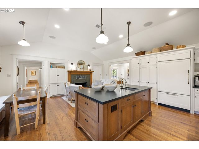 3920 UPPER Dr, Lake Oswego, OR 97035