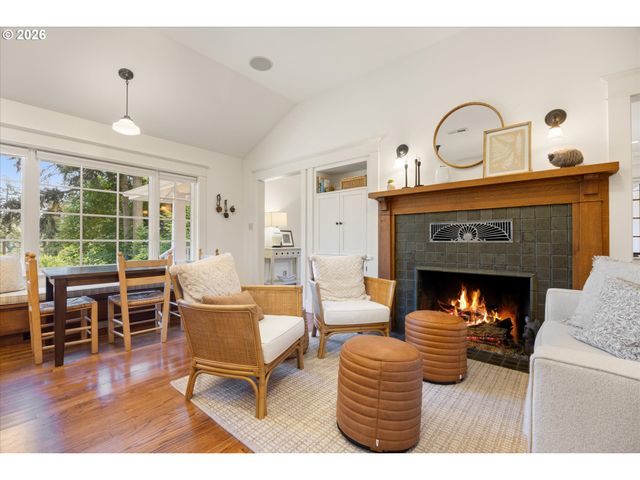 3920 UPPER Dr, Lake Oswego, OR 97035