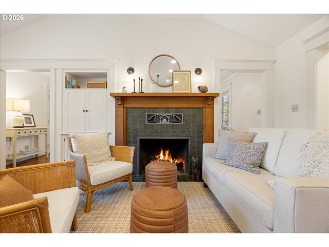 3920 UPPER Dr, Lake Oswego, OR 97035