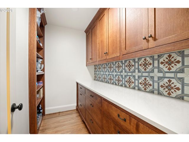 3920 UPPER Dr, Lake Oswego, OR 97035